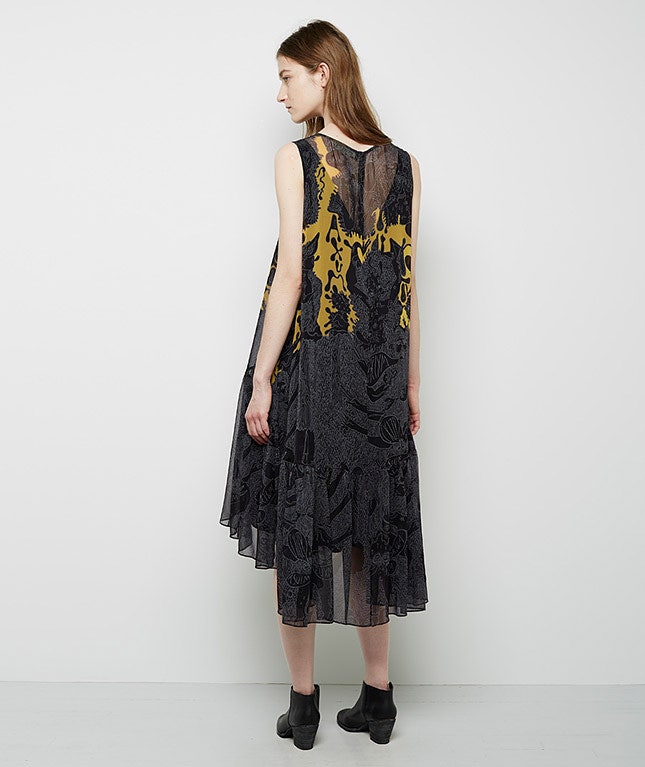 Платье Rachel Comey без рукавов с асимметричным подолом и фантазийным принтом | Vogue