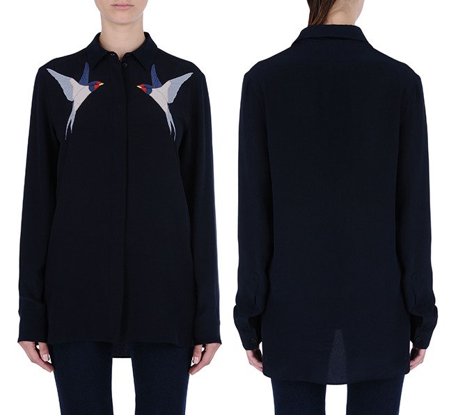 Рубашка Stella McCartney из темносинего шелка с аппликациями в виде парящих птиц | Vogue