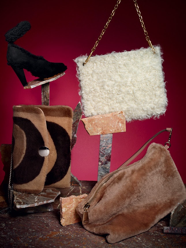 Туфли и сумки из натурального меха  тренд зимнего сезона 2015 года | VOGUE
