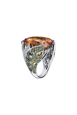 Перстень из белого золота с бриллиантами бесцветными и зелеными и цитрином.