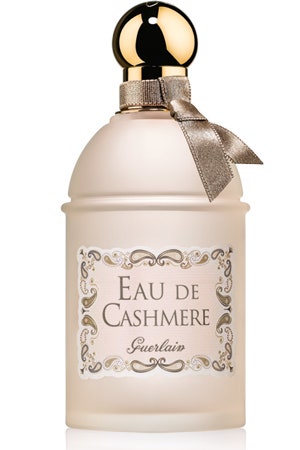 Guerlain Eau de Cashmere духи для одежды с запахом пудры и кашемира | Vogue