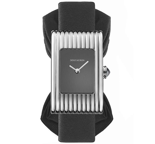 Часы Boucheron Reflet на атласном ремешке оформленном в виде галстукабабочки | Vogue