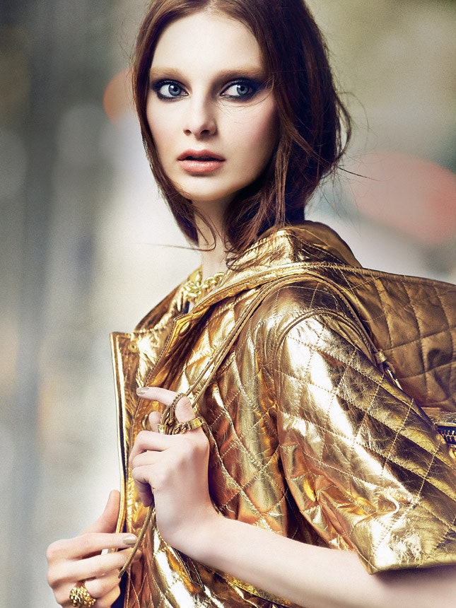 Повседневная одежда с золотом блестящие ткани бисер пайетки | VOGUE