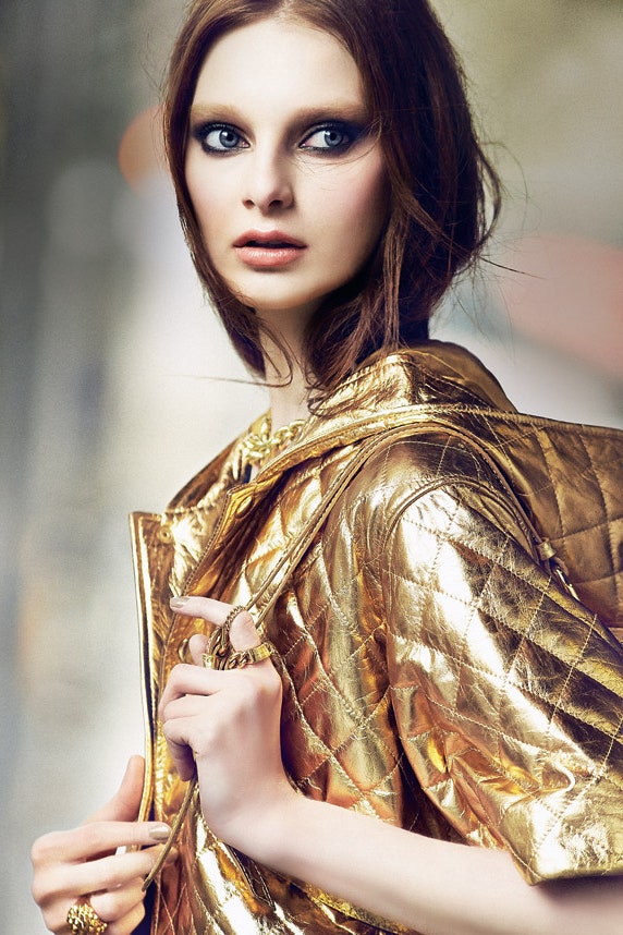 Повседневная одежда с золотом блестящие ткани бисер пайетки | VOGUE