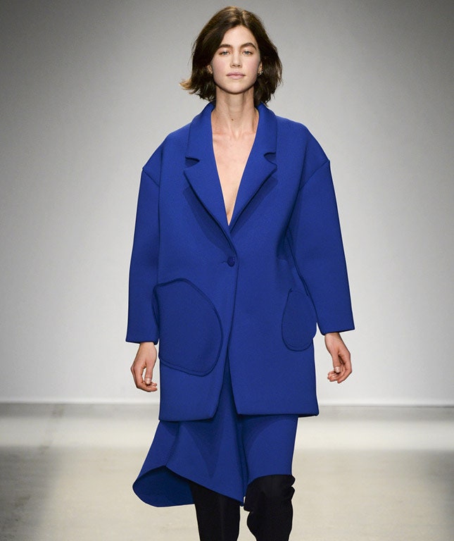 Жакетпальто Jacquemus синего цвета с накладными карманами разного размера | Vogue