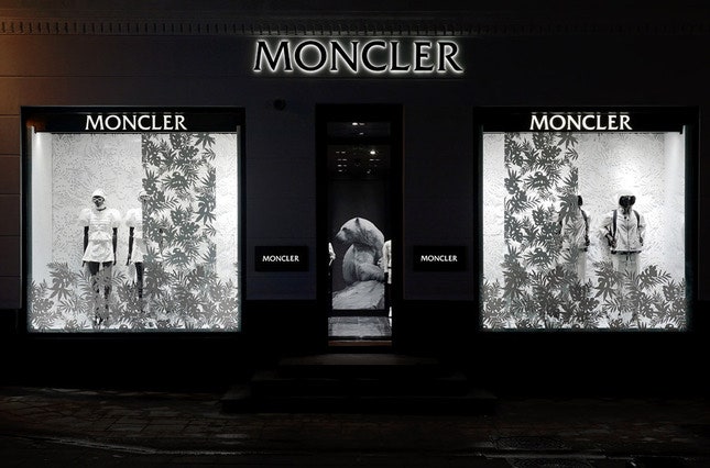 Футболка Moncler выпущенная для VOGUE Fashion's Night Out | Vogue