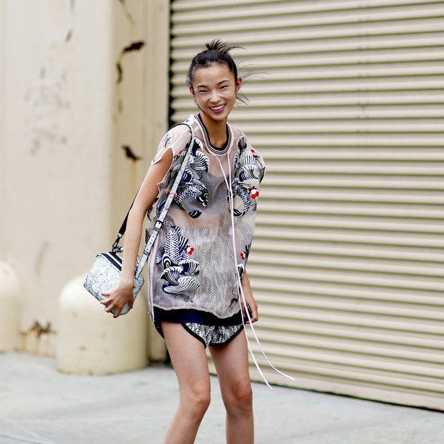 Неделя моды в НьюЙорке стритстайлфото городских модниц и гостей показов | Vogue
