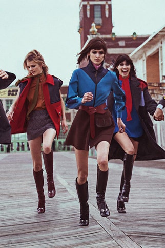 Модные образы в стиле 60х короткие юбки и пальтотрапеции напоминающие школьную форму | Vogue