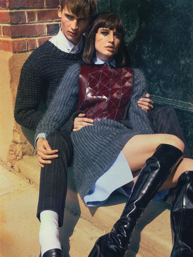 Модные образы в стиле 60х короткие юбки и пальтотрапеции напоминающие школьную форму | Vogue