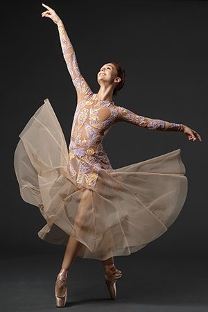Костюмы для New York City Ballet от Сары Бертон Мэри Катранзу Тома Брауна и Каролины Эрреры | Vogue