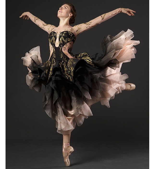Костюмы для New York City Ballet от Сары Бертон Мэри Катранзу Тома Брауна и Каролины Эрреры | Vogue