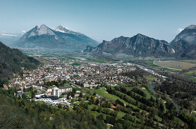 Обратный лифтинг за обновленным лицом на термальный курорт БадРагац в Швейцарии | VOGUE