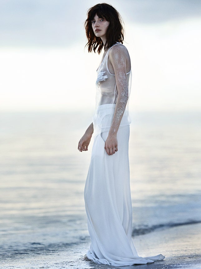 Летние платья белого цвета жесткого силуэта из плотных и прозрачных тканей | VOGUE