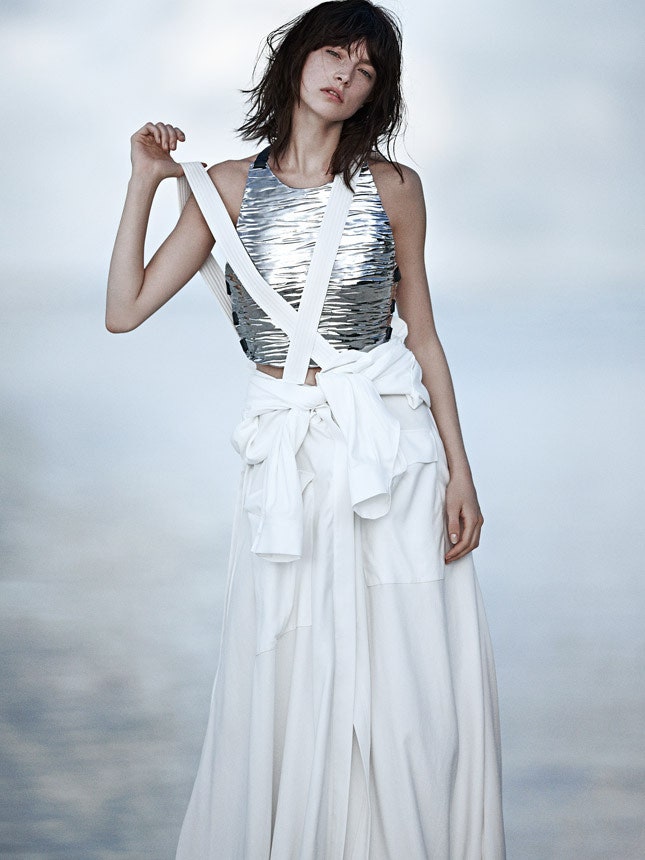 Летние платья белого цвета жесткого силуэта из плотных и прозрачных тканей | VOGUE
