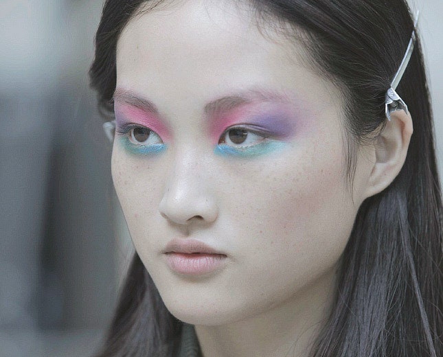 Радужный макияж с показа Chanel весналето 2015 мастеркласс визажиста | Vogue