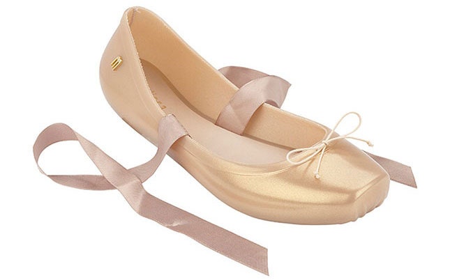 Резиновые туфли и балетки Melissa напоминающие очертаниями пуанты | Vogue
