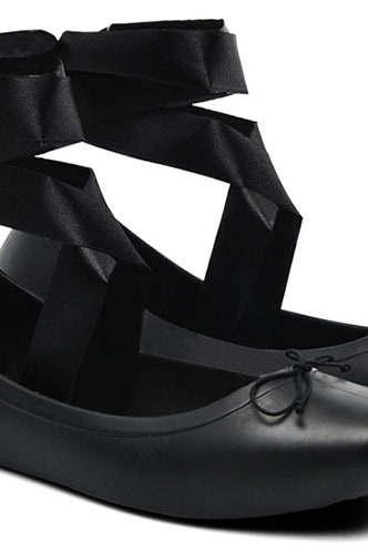 Резиновые туфли и балетки Melissa напоминающие очертаниями пуанты | Vogue
