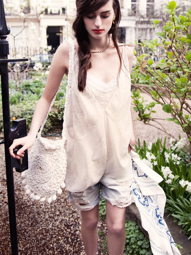 Красивые девушки фото моделей в белых платьях Диор Нина Ричи и других.
