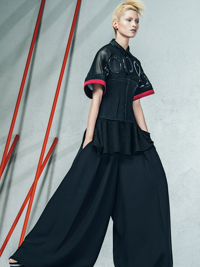 Асимметричные платья из хлопка и шелка объемные брюки сочетание белого черного и красного | VOGUE