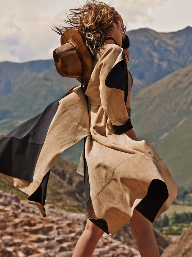 Летняя одежда в стиле сафари плащ из замши бермуды из кожи питона топы и жакеты | VOGUE