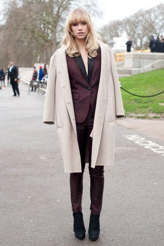 Суки Уотерхаус в костюме и пальто Burberry.