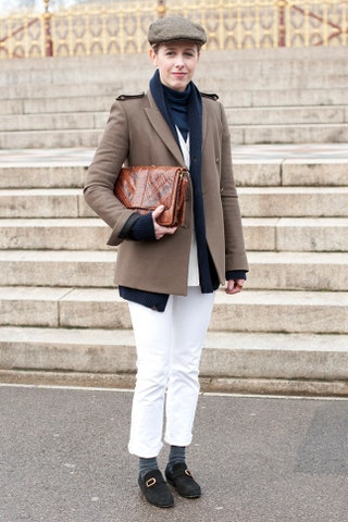 Даниэлла Робинс в пальто Joseph блейзере 3.1 Phillip Lim джинсах River Island туфлях Isabel Marrant кепке Marks  Spencer...