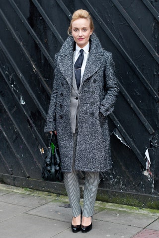 Сара Энн Мюррей в безымянном костюме пальто Burberry Prorsum туфлях LKBennett галстуке Hermegraves и с сумкой Bally.