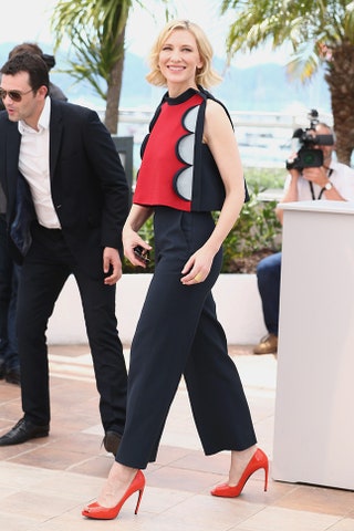 Кейт Бланшетт в топе и брюках Delpozo и туфлях Roger Vivier на фотоколле «Как приручить дракона 2».
