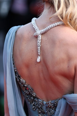 Наоми Уоттс в ожерелье Bvlgari на премьере «Как приручить дракона 2».