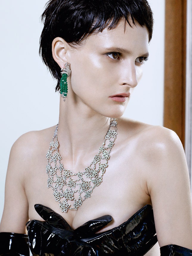 Красивая девушка фото модели с украшениями Certier Dior Michael Kors