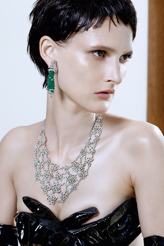 Красивая девушка фото модели с украшениями Certier Dior Michael Kors