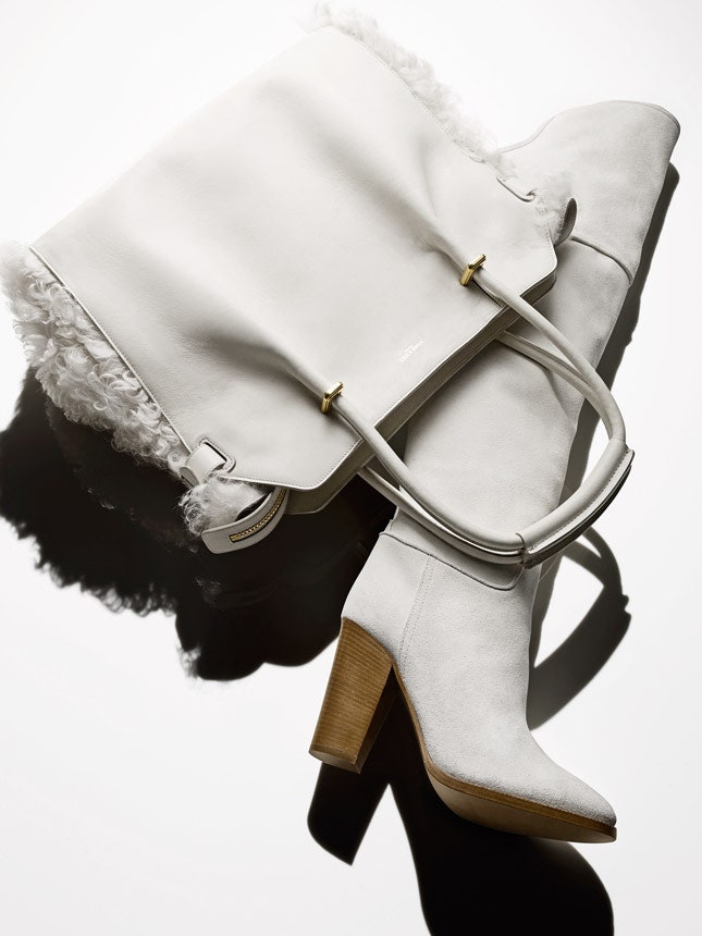 Белые сапоги ботинки и сумки из кожи замши овчины и меха норки | VOGUE