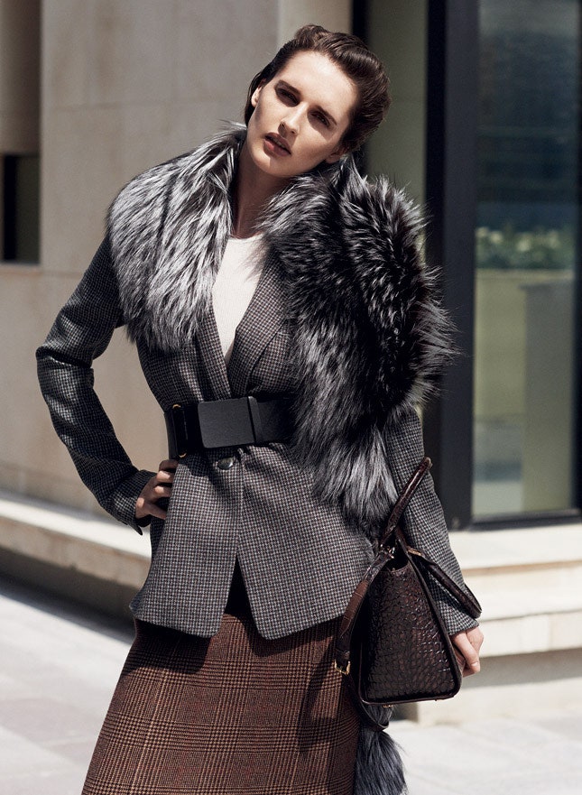 Женственные классические наряды для осени пастельные пальто меховые жакеты | VOGUE