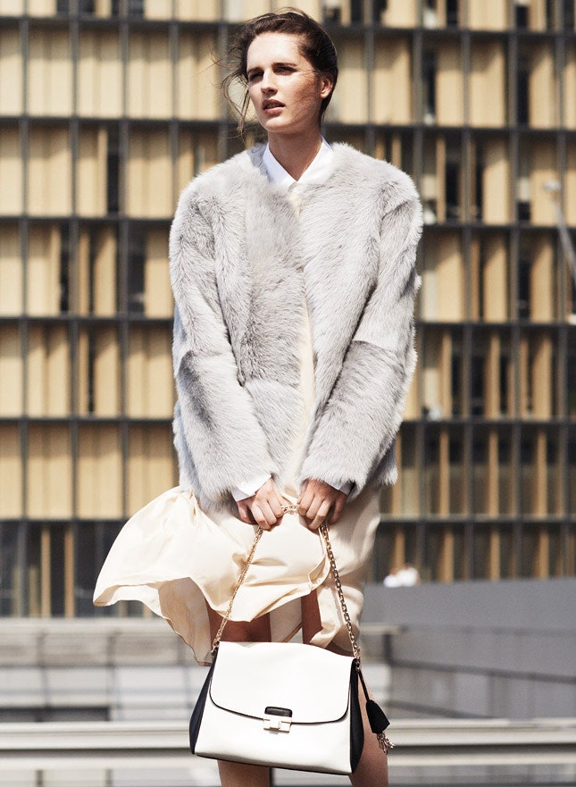Женственные классические наряды для осени пастельные пальто меховые жакеты | VOGUE