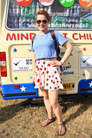 Emer Hurley студентка топ American Apparel юбка River Island сумка Accessorize и ботинки Hollister.