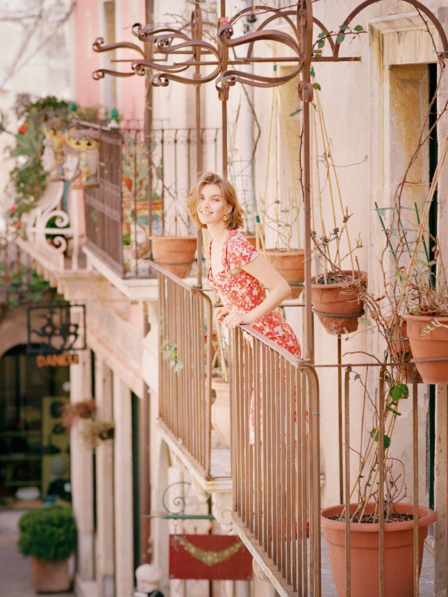 Платья сарафаны широкие юбки топы и бюстье с цветочным принтом | VOGUE