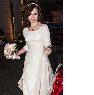 Театральный критик Салли Хамфрис в мамином платье на свадьбе с гитаристом Rolling Stones Ронни Вудом 2012.