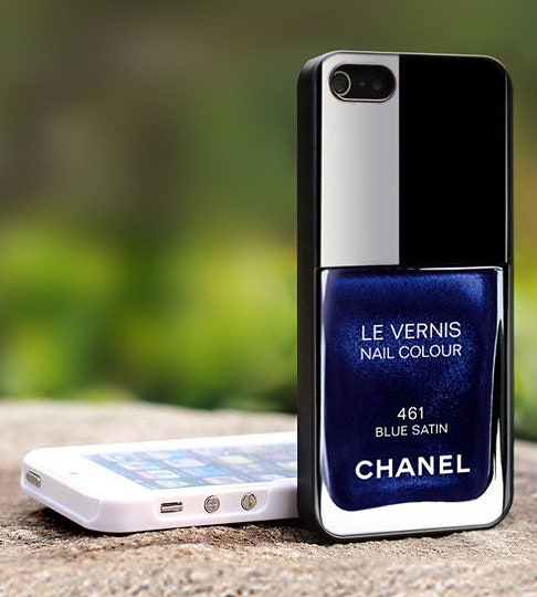 Чехлы для iPhone в виде лаков Chanel фото аксессуаров
