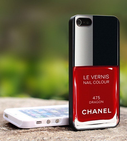 Чехлы для iPhone в виде лаков Chanel фото аксессуаров