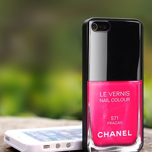 Вещь дня: Панель для iPhone в виде лака Chanel