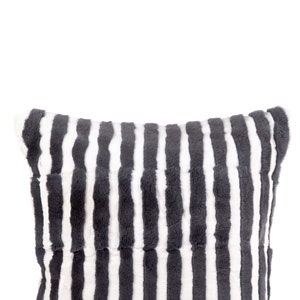 Вещь дня: подушка из меха кролика Marc Jacobs