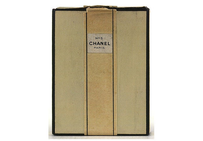 Выставка в честь Chanel №5 в Palais de Tokyo