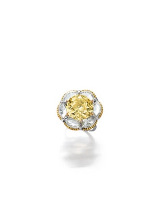 Перстень с желтым бриллиантом.