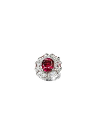Перстень с бирманским рубином и бриллиантами.