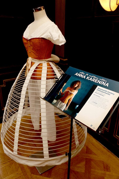 «Анна Каренина» фото костюмов из фильма на выставке в Лондоне