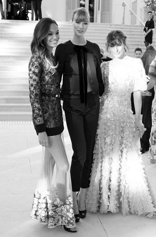 Джоан Смоллс в Givenchy Карли Клосс в Louis Vuitton и Милла Йовович в Valentino и украшениях David Yurman.