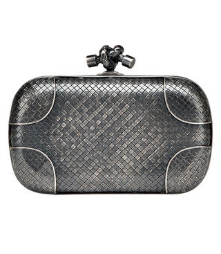 Клатч из металлизированной кожи Bottega Veneta. Выигрышно смотрится в черненом серебре.