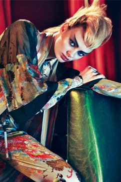 Жакеты скроенные как кимоно вышитые цветами  восточные мотивы в моде | VOGUE