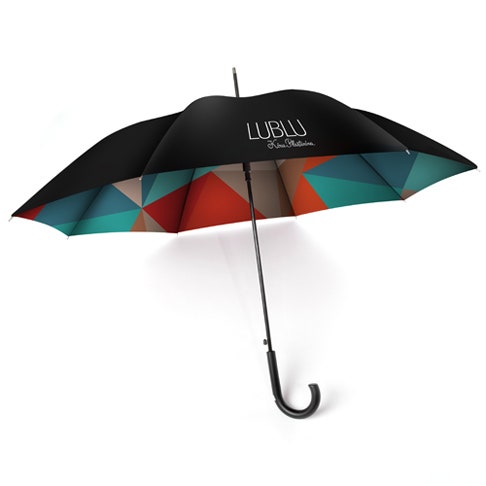 Кира Пластинина создала зонт для Fashion's Night Out