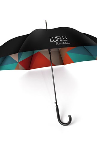 Кира Пластинина создала зонт для Fashion's Night Out